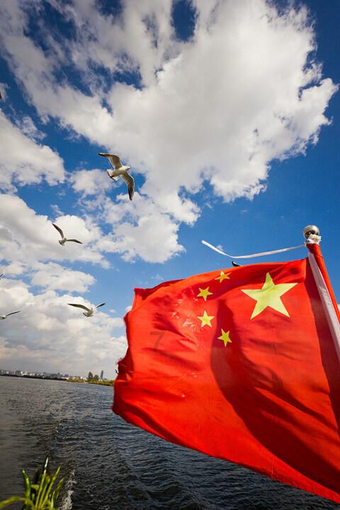 金融监管总局谈中小银行风险化解：实施高强度监管，逐步使其风险收敛